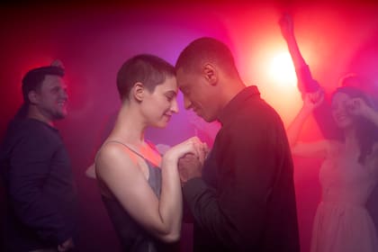 El toliamor se refiere a una dinámica de relación en la que uno de los integrantes o ambos “toleran” el contacto sexual o romántico externo del otro