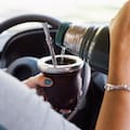 Los lugares del país en los que si tomás mate en el auto te pueden multar