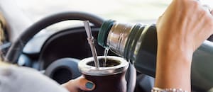 Los lugares del país en los que si tomás mate en el auto te pueden multar