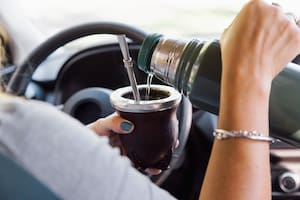 Los lugares del país en los que si tomás mate en el auto te pueden multar