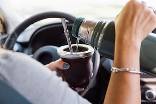 Los lugares del país en los que si tomás mate en el auto te pueden multar