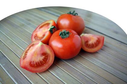 El tomate, comprado por los verduleros entre $300 y $500 por kilo, se vende al público a un exorbitante precio de $2200
