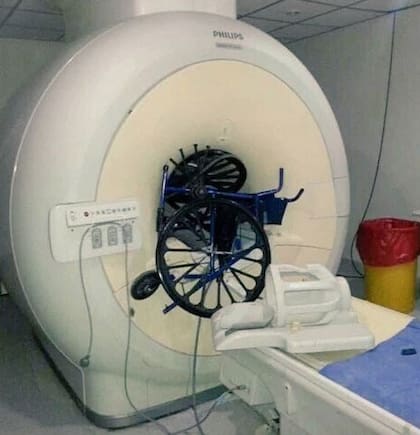 El resonador del Hospital Posadas con la silla de ruedas incrustada