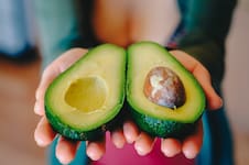 La semilla de la palta que sirve para detener la caída del pelo y teñir las canas