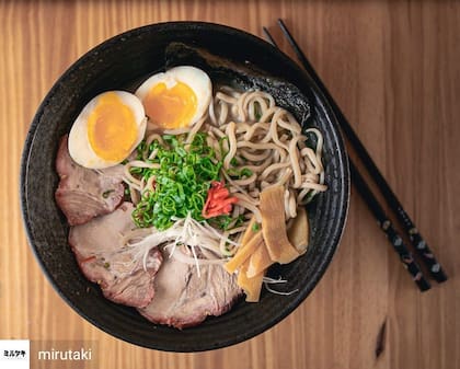 El tonkotsu de Mirutaki de caldo de cerdo bien intenso que lleva mas de doce horas de cocción. (Nicolas Totake de Mirutaki)