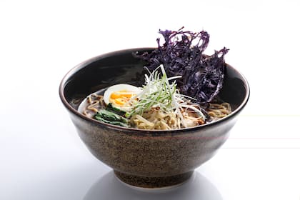 El tonkotsu ramen de Nobiru. Con fideos, caldo,lámias de panceta, pak choi, huevo y algas nori