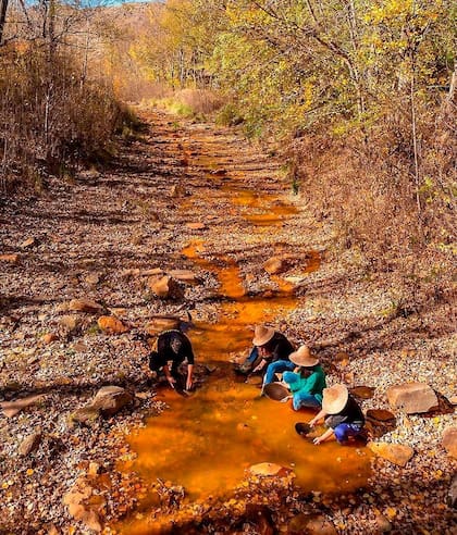 El tono amarillo del río es su mayor atractivo natural: hasta hoy se puede recrear la extracción de oro.