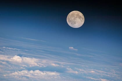 El tono azulado en la luna es raro y depende de partículas en la atmósfera, no de su fase