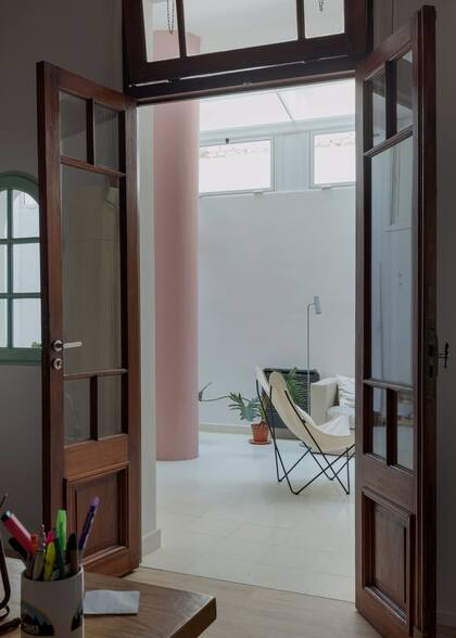 El tono claro del piso busca reflejar la luz cenital y distribuirla en las partes más oscuras del PH.