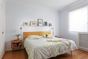 El cabezal de madera hace juego con las mesas de luz (Mobler). Acolchado estampado (Marimekko). Manta de lana (Elementos Argentinos). Sobre el estante, obras y reproducciones (Tienda Inmaterial).