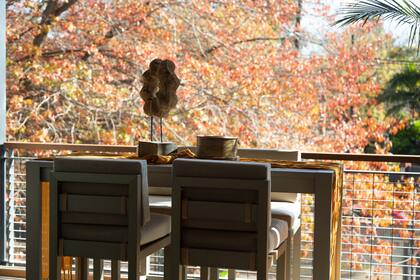 El tono Peltre de los muebles de exterior combina a la perfección con las tardes otoñales de Experiencia Casa Living