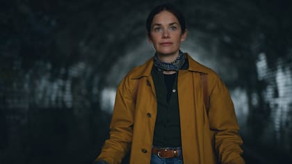 El tono replica la mezcla de thriller y comedia negra ya presente en Slow Horses, aunque sus personajes asumen más carnadura humana signada por sus fracasos y contradicciones