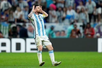 El Topo Gigio de Messi a Louis Van Gaal para celebrar su gol ante Países Bajos