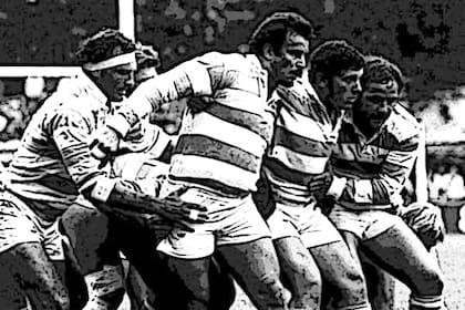 El "Topo" Rodríguez en los Pumas con Cubelli y Nicola; detrás, Pochola Silva