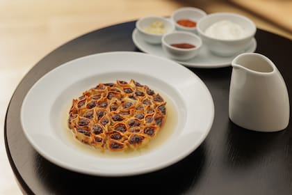 El toque armenio de la carta lo da el manté heredado de la bisabuela Surpina, servido en un caldo de ave ligero