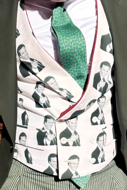 El toque canchero: uno de los invitados españoles llevó un chaleco el print de Julio Iglesias.