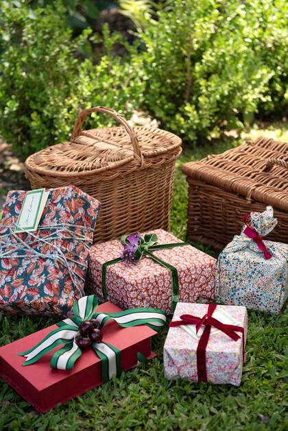 El toque final del arbolito: los regalos fueron envueltos con diferentes géneros, cintas de colores y flores de cardos o frutas como detalles para completar la ambientación del jardín.