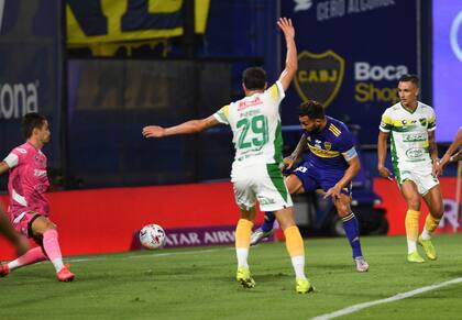 El toque suave de Carlos Tevez para igualar el partido ante Defensa y llegar a su gol número 92