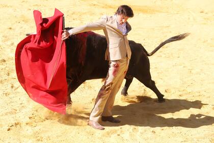 El torero hispano-peruano Andrés Roca Rey realizó un tentadero a un toro a puerta cerrada antes de la intervención del Nobel de Literatura