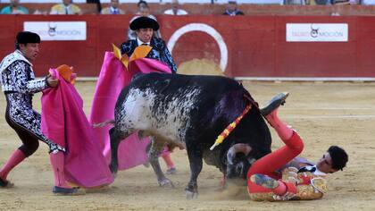 El torero Victor Barrio es corneado en la plaza de toros de Teruel, en España