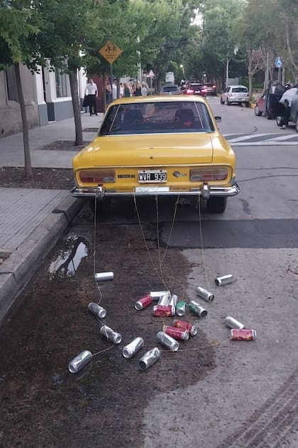 El Torino amarillo, con las típicas latitas de "recién casados"