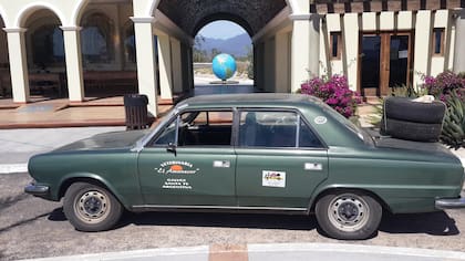 El Torino, con una publicidad de veterinaria de la hermana de Raúl, en el cruce del Trópico de Cáncer, cerca de San José del Cabo, en Baja California. (Foto: RTB)