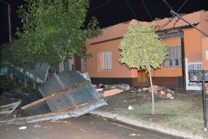 El tornado generó que se vuelen techos, cartelería, postes de luz y hubo cortes de luz en toda la zona