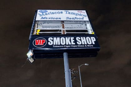 El tornado provocó caída de varios letreros comerciales