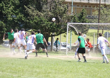 El torneo abierto de la UBA recibe a cientos de alumnos cada fin de semana; actualmente cuenta con 6 canchas