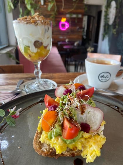 El tostón con palta, huevo y verduras, uno de los clásicos de Holi.