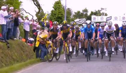 El Tour de Francia comenzó con una caída masiva por culpa de una espectadora.