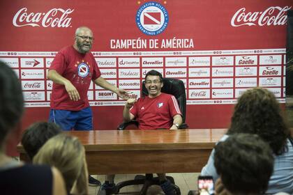 En la sala de prensa, un turista chileno respondió las preguntas