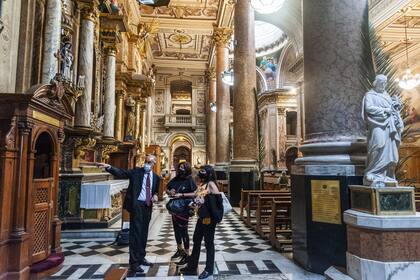 El tour que repasa la vida de Jorge Bergoglio arranca en la Basílica San José de Flores, donde asistió al seminario secular y realizó su última misa patronal, en 2012, antes de asumir en el Vaticano.