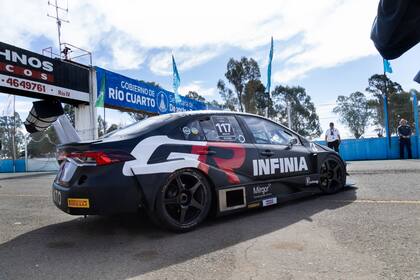 El Toyota Corolla #117 del Toyota Gazoo Racing YPF INFINIA de Matías Rossi saliendo de boxes.
