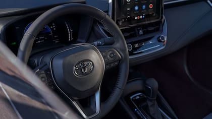 El Toyota Corolla 2027 se ofrece en versiones sedán y hatchback, con opciones de motorización tradicional de 2.0 litros o sistemas híbridos de alta eficiencia