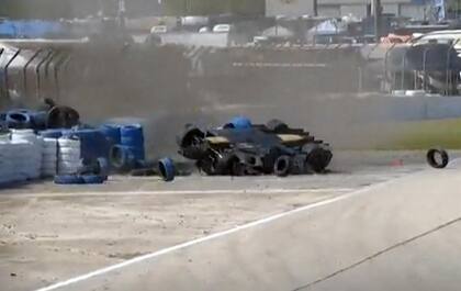 El Toyota de Pechito López terminó volcado luego del segundo accidente en menos de un minuto en las 1000 millas de Sebring 