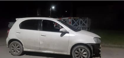 El Toyota Etios blanco utilizado por dos delincuentes chilenos, detenidos en Avellaneda por cometer entraderas en La PLata. Formaban parte de una banda de seis chilenos y un peruano.