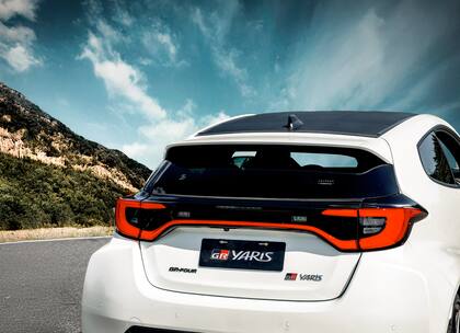 El Toyota GR Yaris en un color Blanco Perlado