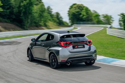El Toyota GR Yaris en un color Gris Metalizado
