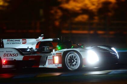 El Toyota GR10 Hybrid N°7 que conduce José María Pechito López, junto con el japonés Kamui Kobayashi y el británico Mike Conway, recorre el trazado francés; 62 autos y 168 pilotos competirán en las 24 Horas de Le Mans