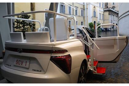 El Toyota Mirai fue modificado para trasladar al Sumo Pontífice