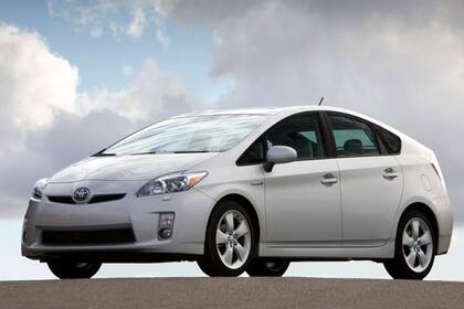El Toyota Prius, un vehículo híbrido que emplea el uso de combustible fósil y una batería eléctrica