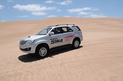 El Toyota SW4 se distingue por su probada capacidad todoterreno, que le permite afrontar todo tipo de superficie y obstáculos complicados