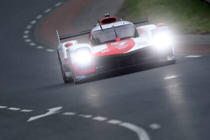 EL Toyota TS050 conducido por Jose Maria Lopez en la noche en Le Mans