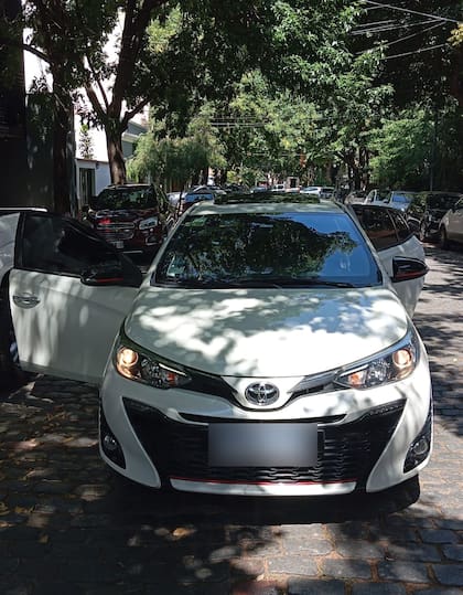 El Toyota Yaris utilizado por los sospechosos para escapar de la zona; fue hallado detenido en una calle de Palermo