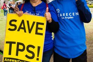 El TPS permite a personas de ciertos países permanecer temporalmente en Estados Unidos por razones humanitarias