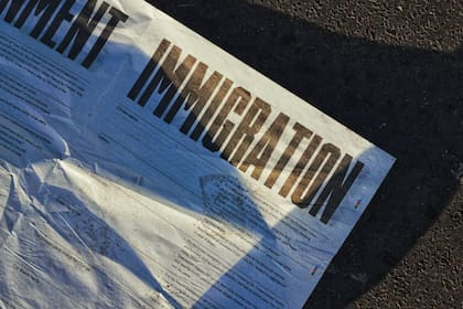 El TPS (Temporary Protected Status) es un permiso migratorio que permite a los solicitantes permanecer en Estados Unidos y trabajar