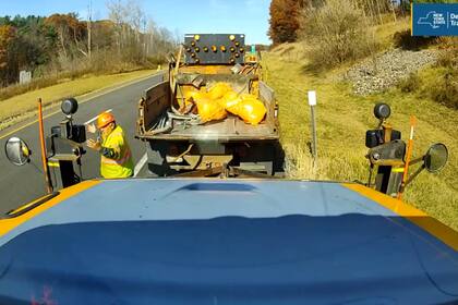 El trabajador del DOT estaba cortando el pasto y recogiendo basura al lado de la ruta cuando un camión envistió contra los vehículos estatales