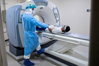 El trabajador médico César Cruz, de 32 años, trabaja en la sala de tomografía del Hospital General Ajusco Medio de la Ciudad de México el 27 de agosto de 2020, en medio de la pandemia del nuevo coronavirus