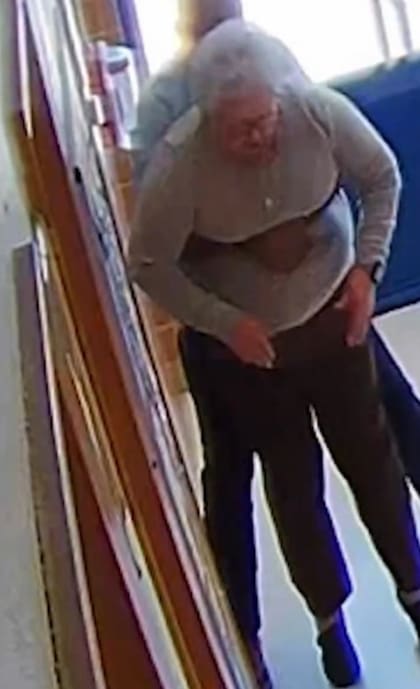 El trabajador social logró aplicarle la maniobra de Heimlich para salvarle la vida